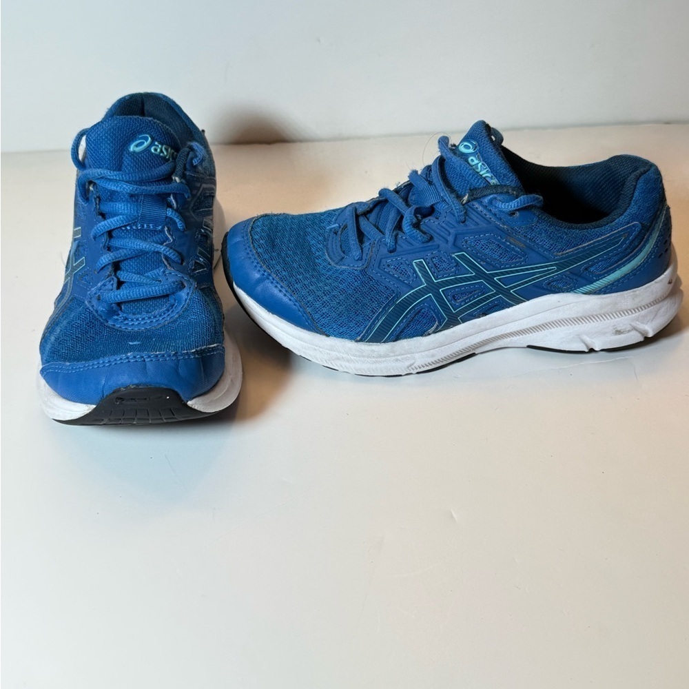 Asics Jolt 3 GS running shoes in Size 3.5